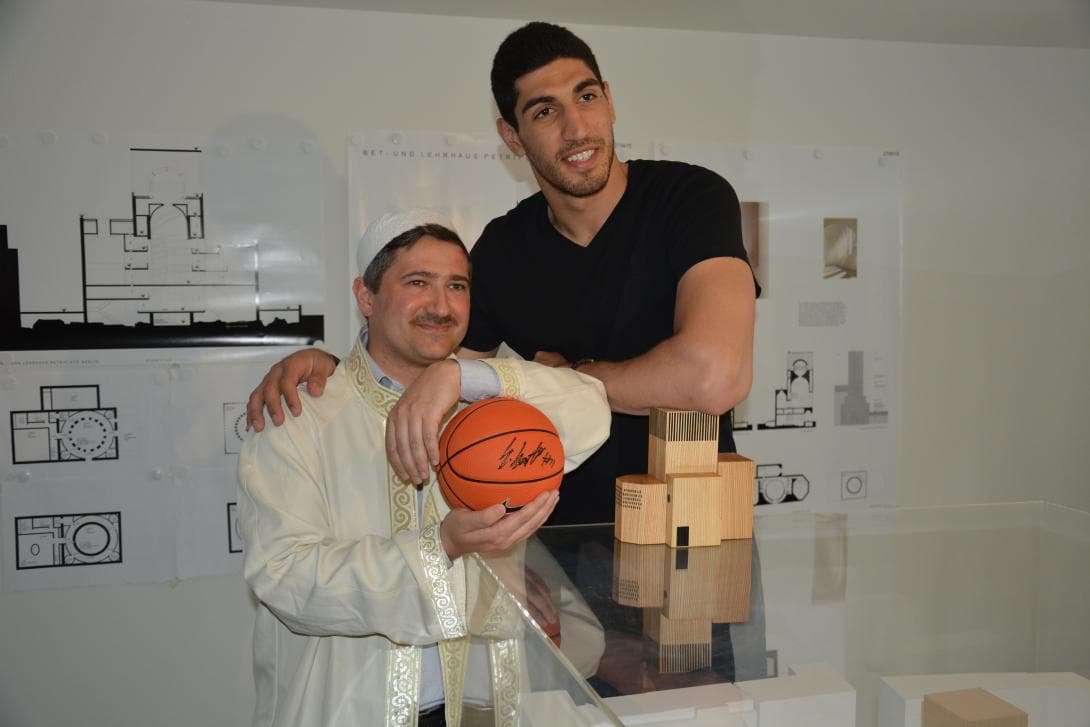 NBA-Player Enes Canter visits House of One